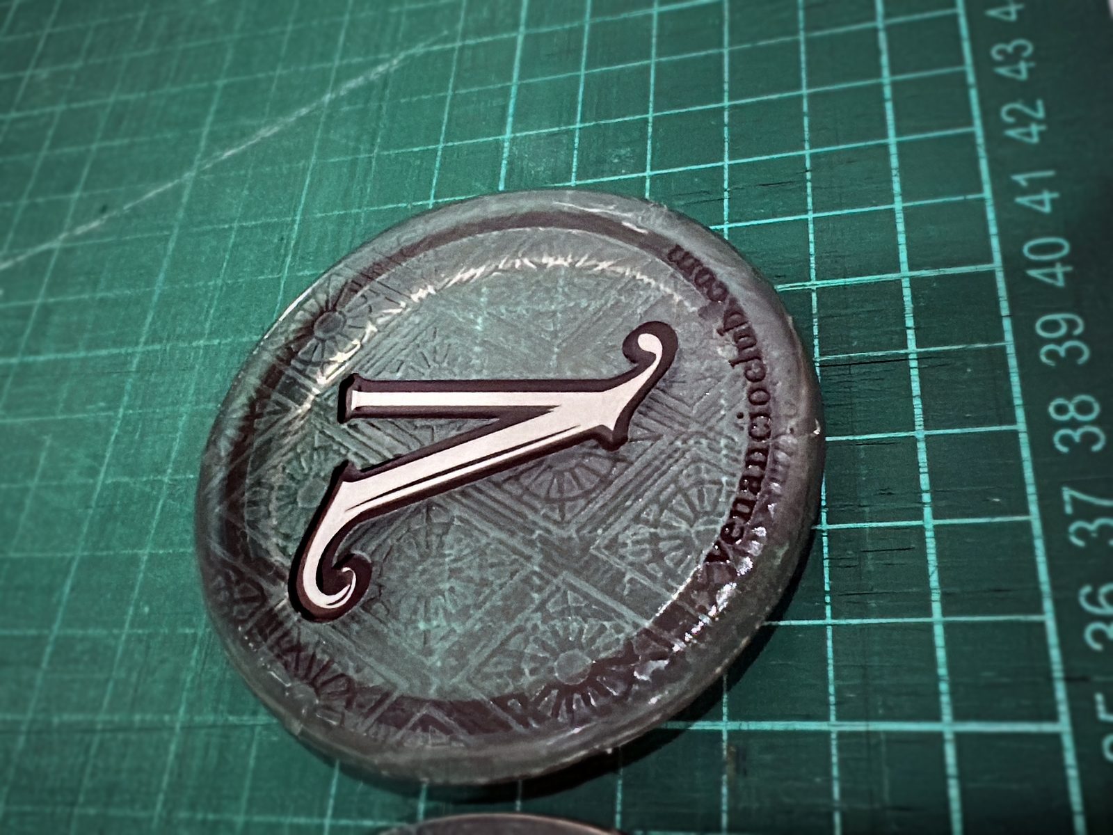 Sticker transparente con logo metalizado
