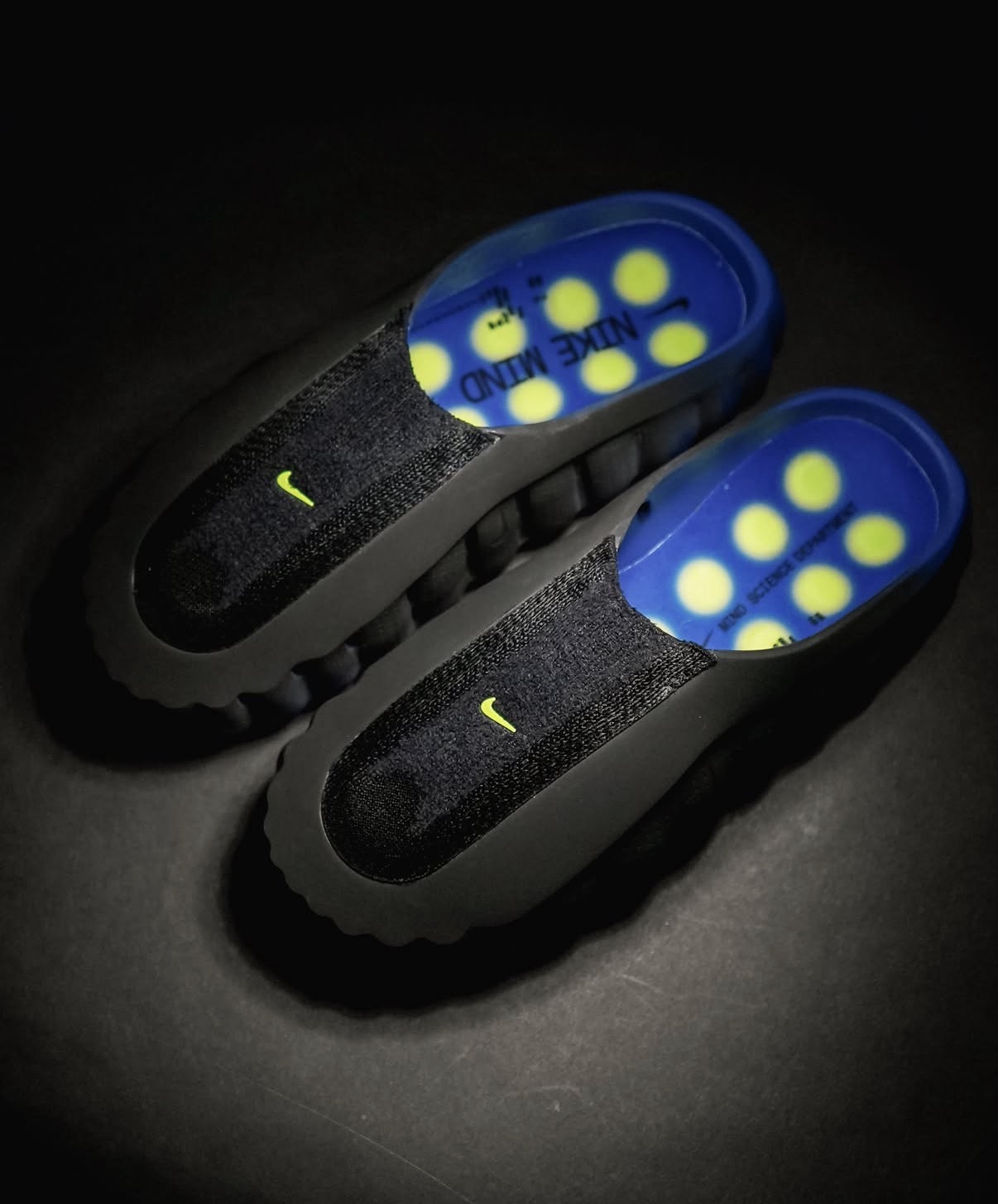 Nike apresenta o inovador Mule Mind 001 Flyknit na cor Hyper Royal