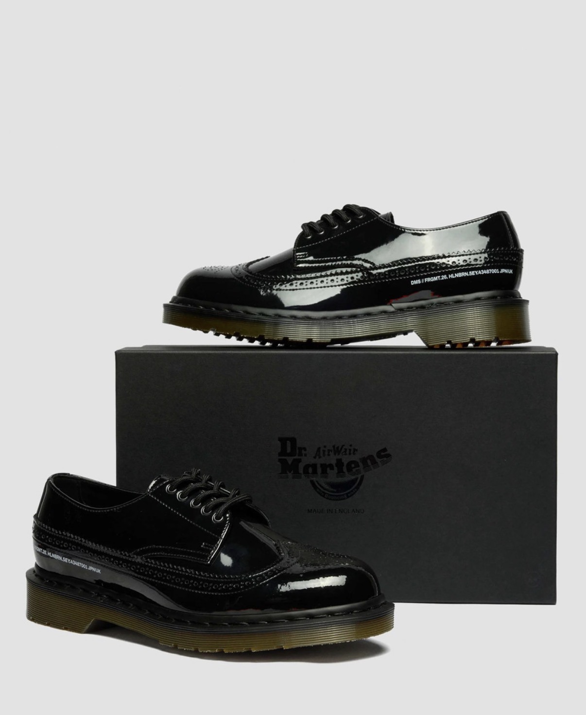 fragment design × Dr.Martens Brogue Dr. Martens e fragment design revelam novo sapato brogue minimalista