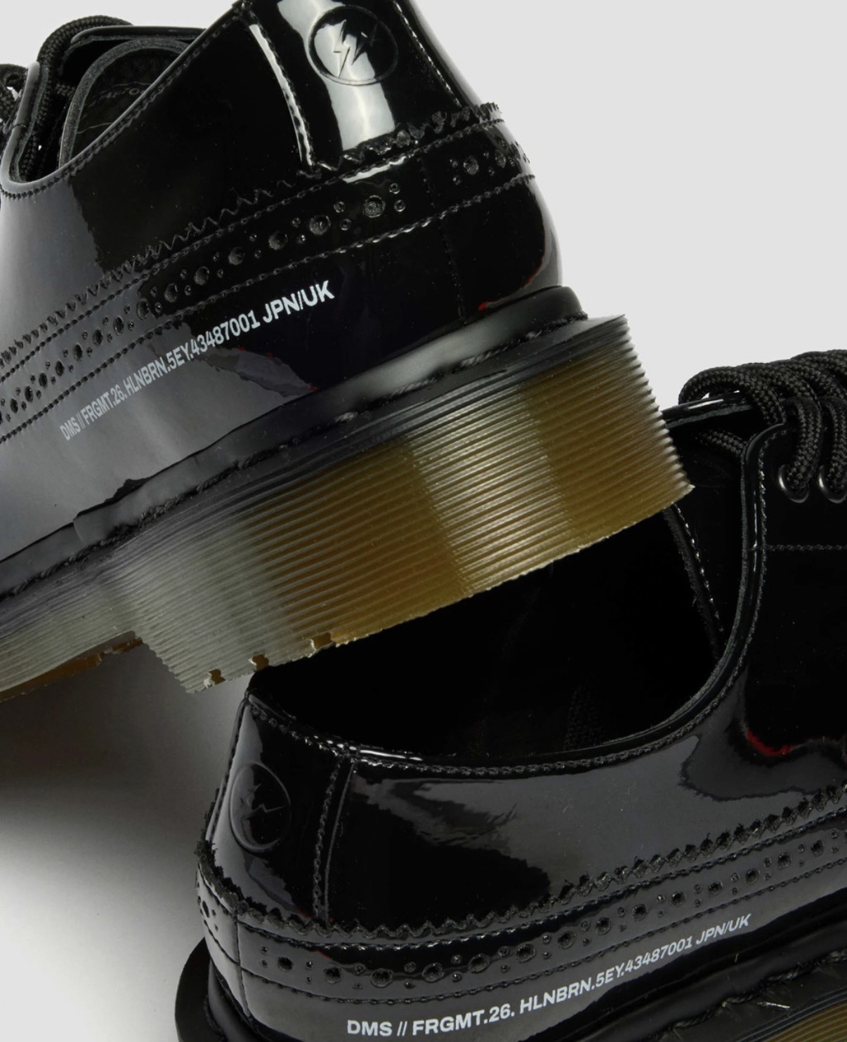 Dr. Martens e fragment design revelam novo sapato brogue minimalista