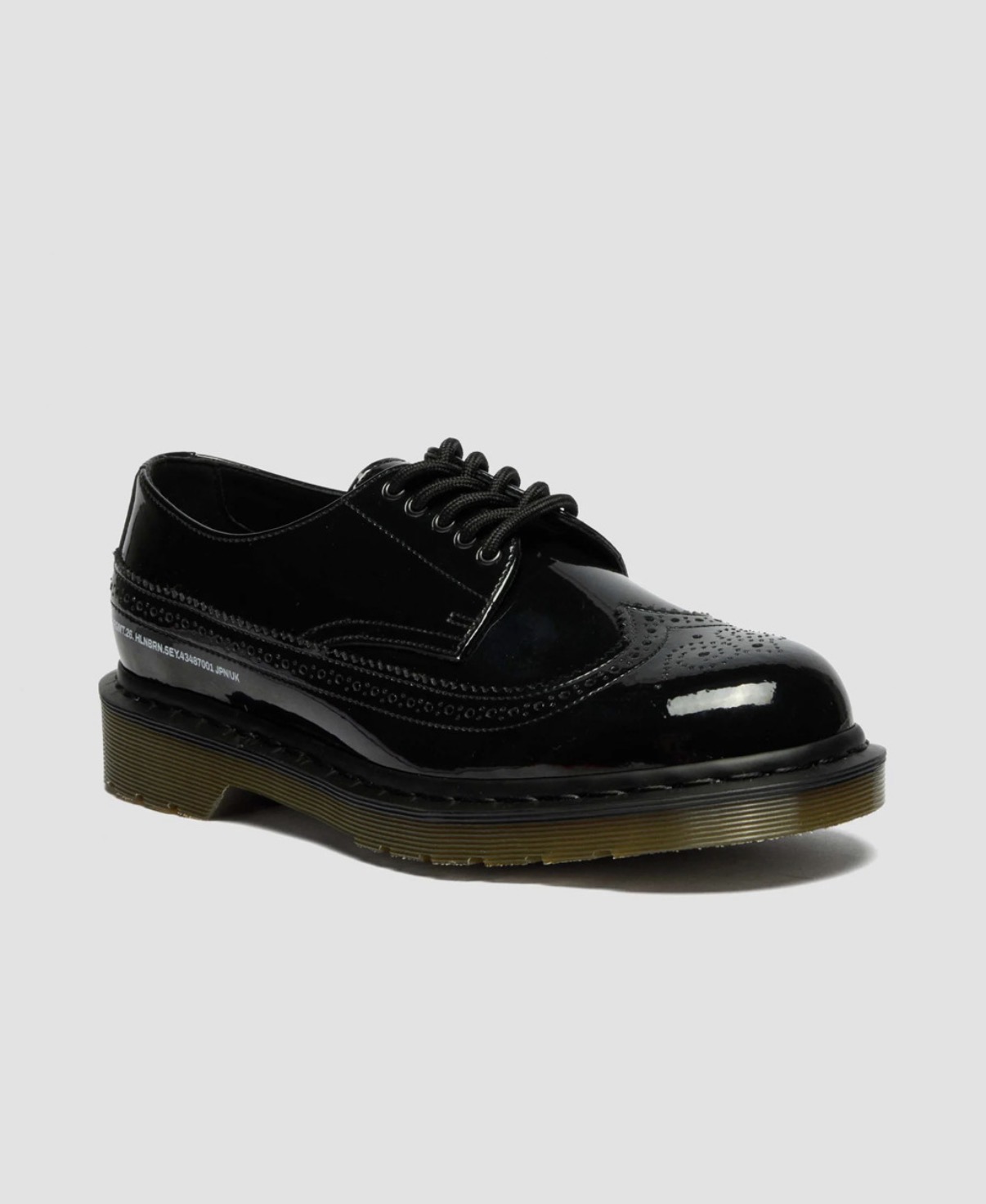 Dr. Martens e fragment design revelam novo sapato brogue minimalista