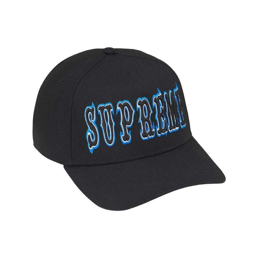 New Era x Supreme Boné Gothic Outline Adjustable Black SS26-W15