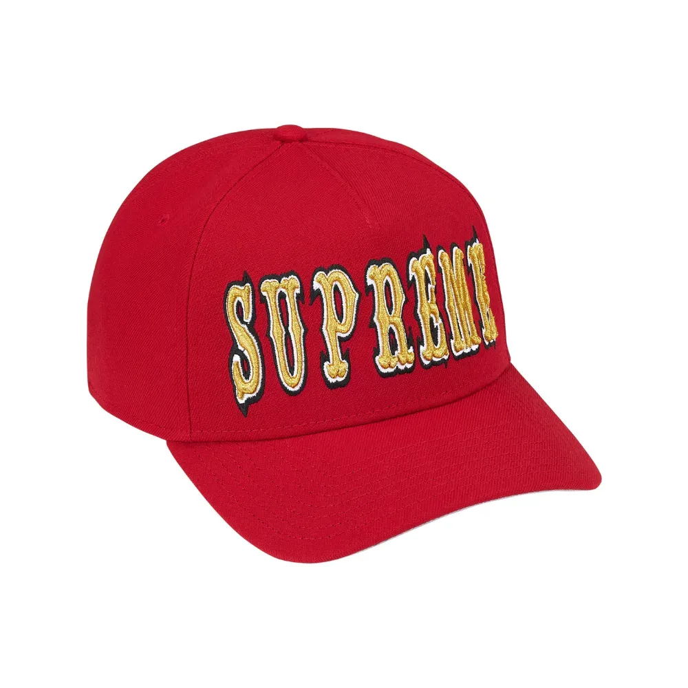New Era x Supreme Boné Gothic Outline Adjustable Red SS26-W15 - Droper
