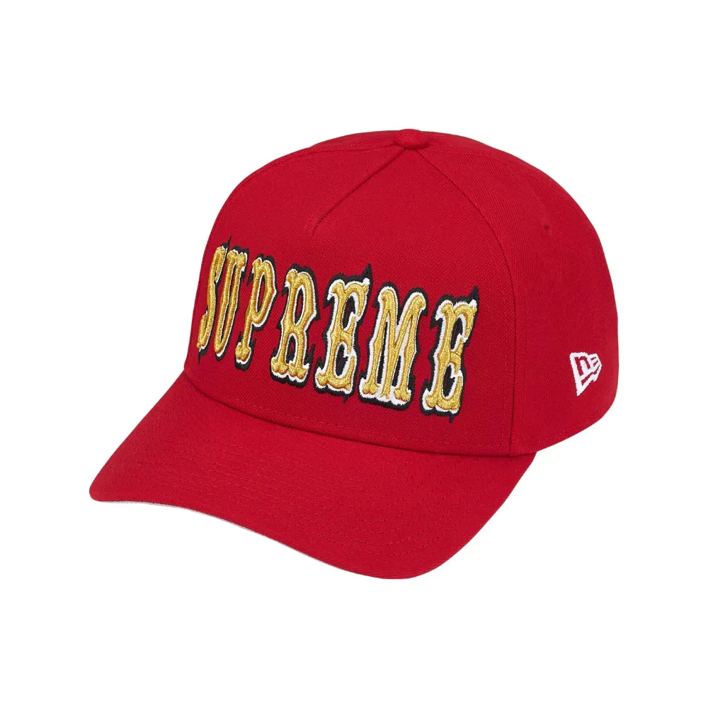 New Era x Supreme Boné Gothic Outline Adjustable Red SS26-W15 - Droper