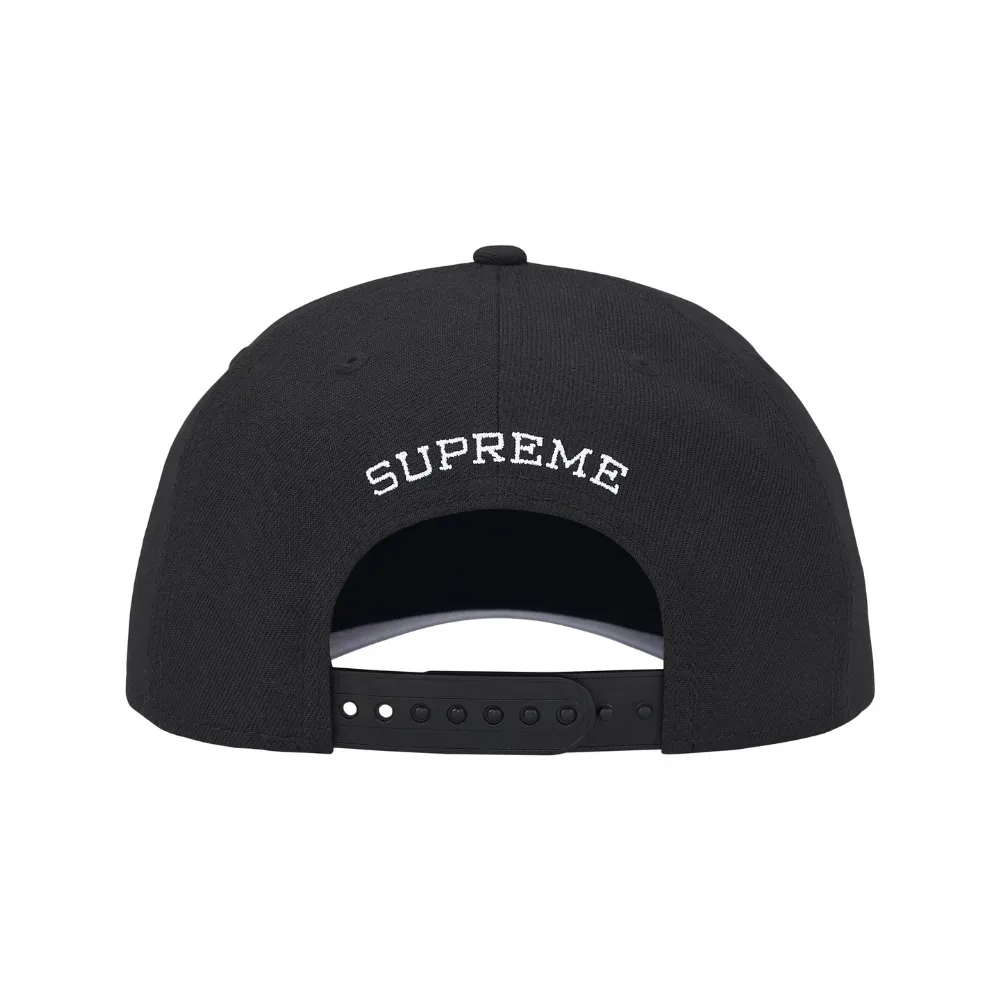 New Era x Supreme Boné Gothic Outline Adjustable Black SS26-W15