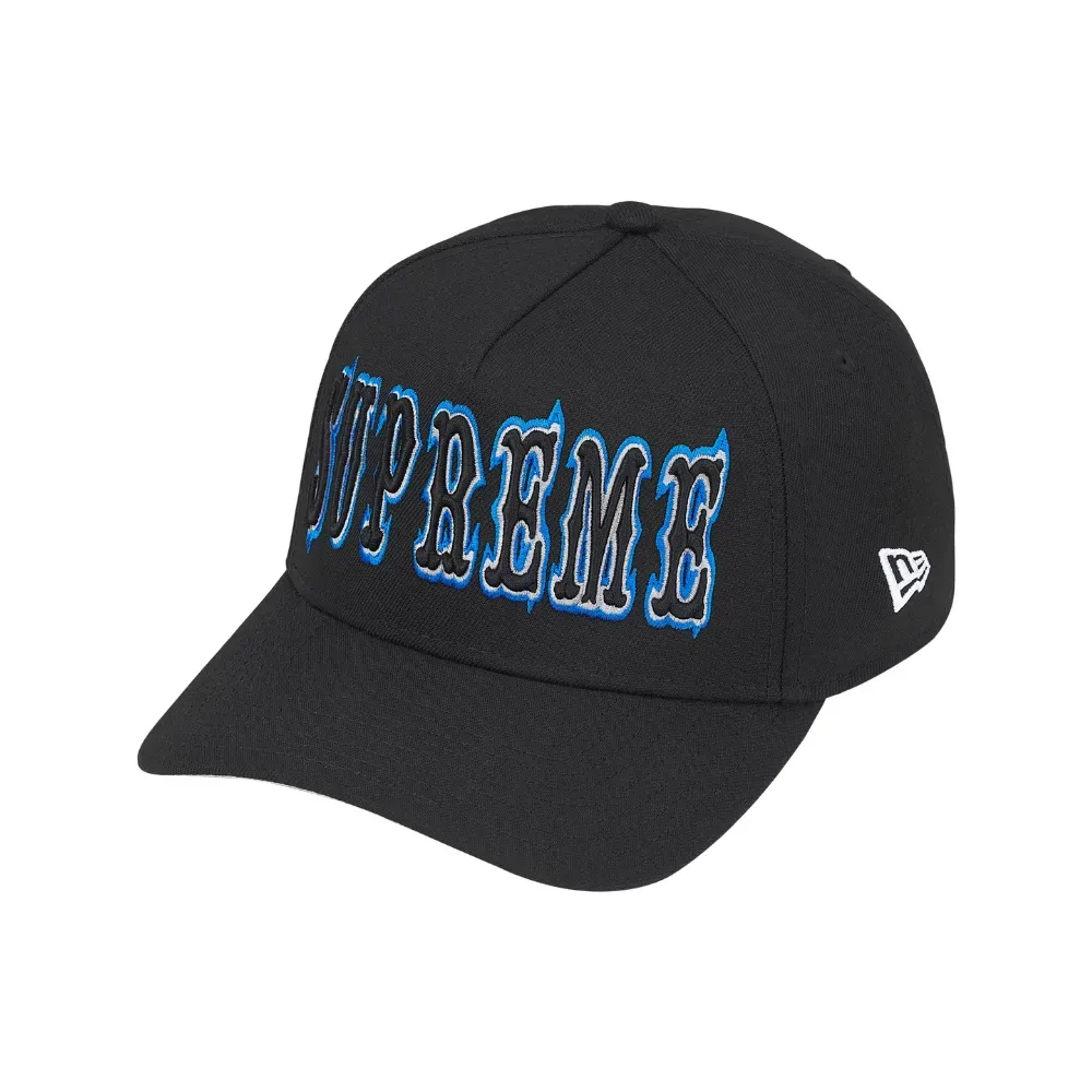 New Era x Supreme Boné Gothic Outline Adjustable Black SS26-W15