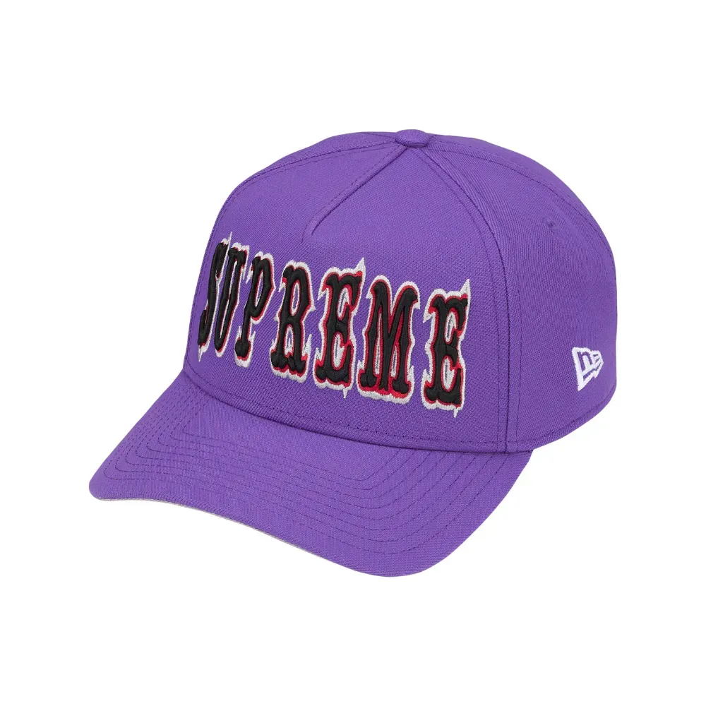 New Era x Supreme Boné Gothic Outline Adjustable Purple SS26-W15