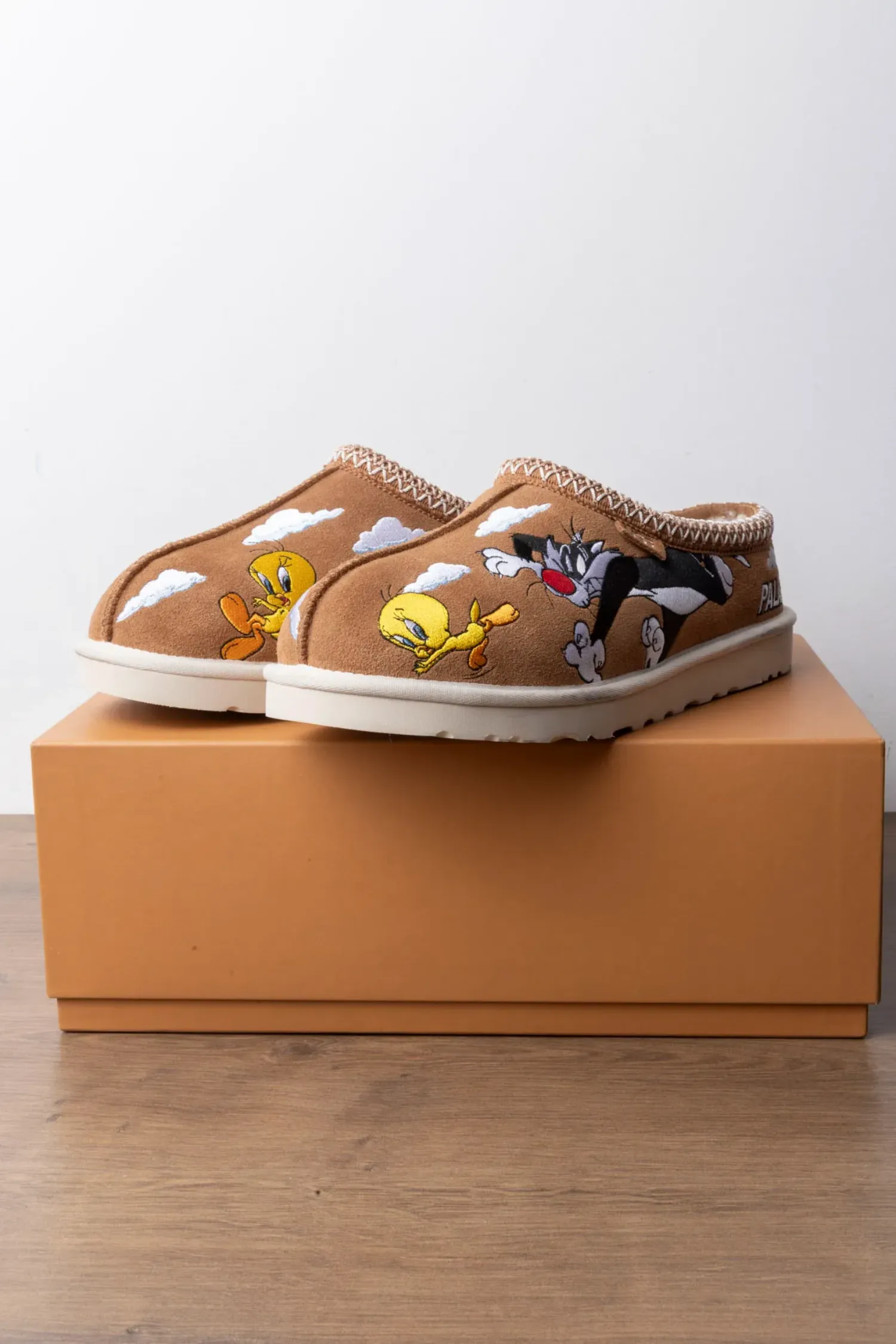 Looney Tunes x Palace x UGG Tasman Slipper Chestnut — 43, Novo