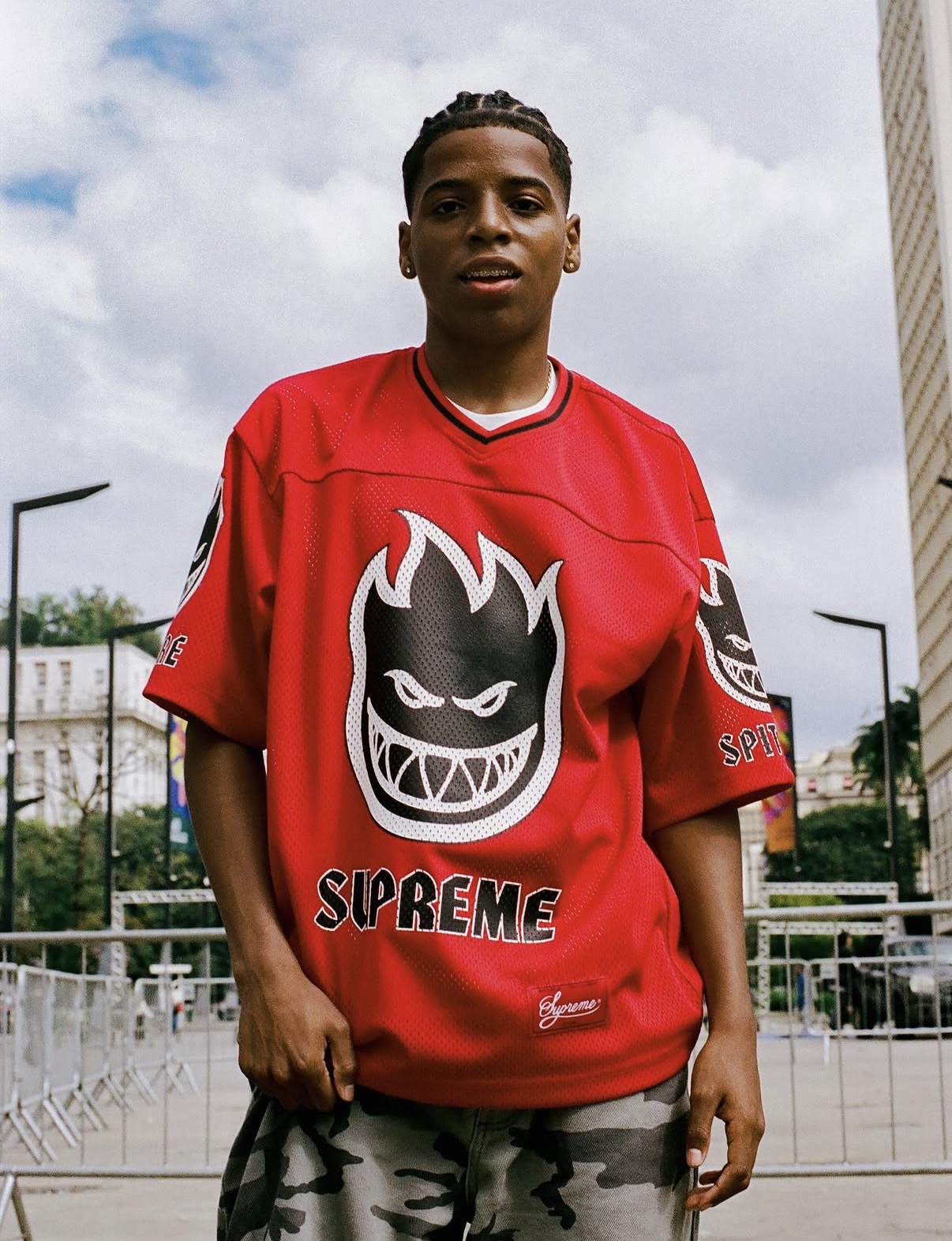 Supreme e Spitfire revelam campanha oficial fotografada nas ruas