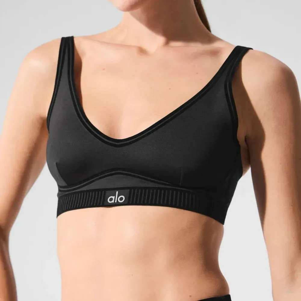 Top Alo Yoga Air Lift Line Up Black - Droper