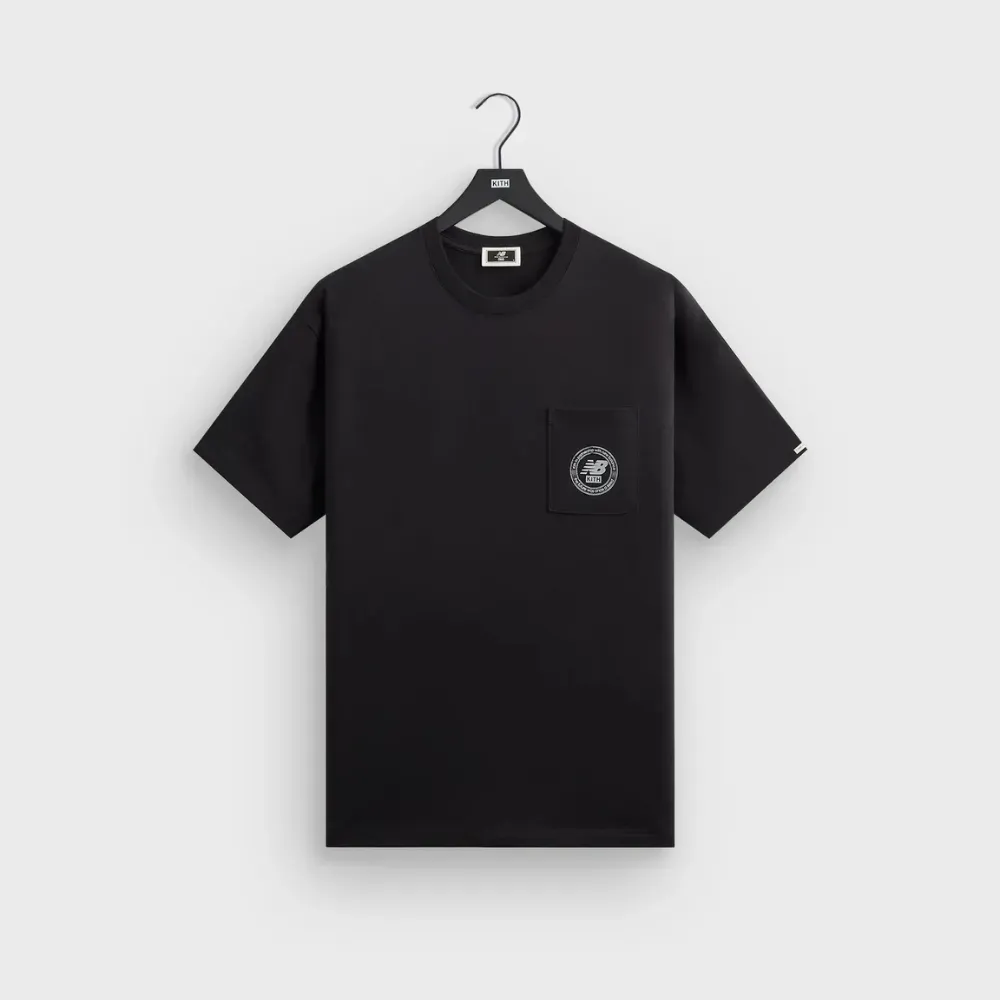 Kith x New Balance Camiseta Crest Pocket Tee Black - Droper