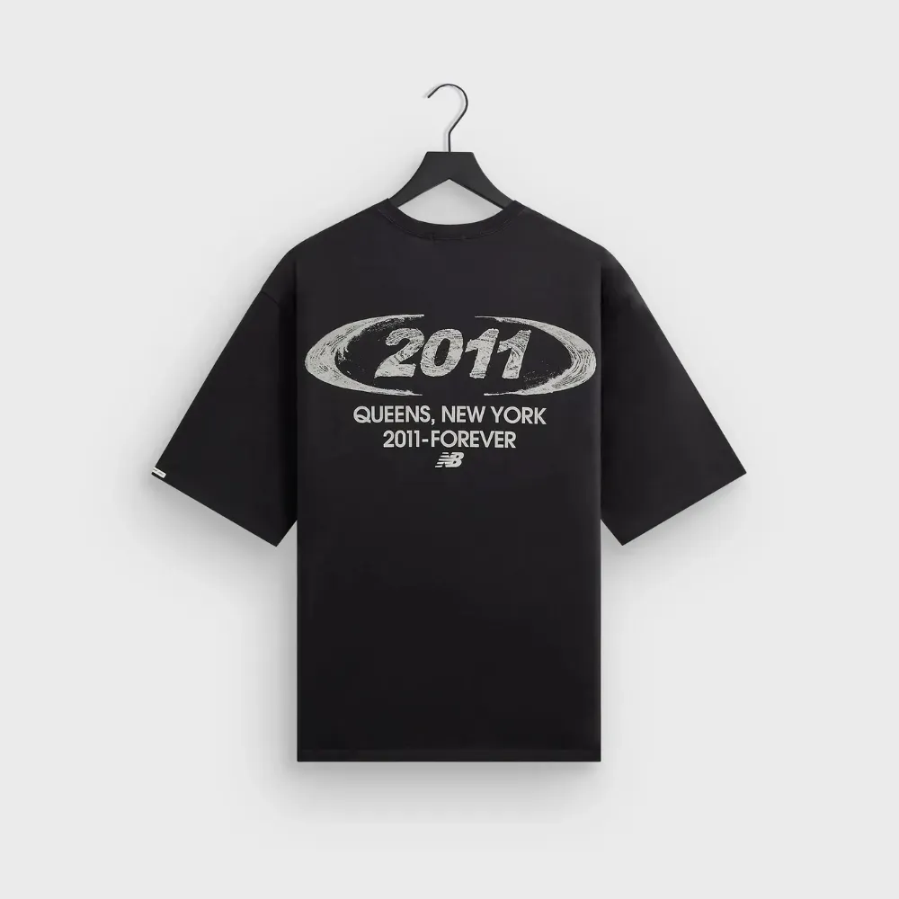 Kith x New Balance Camiseta 2011 Woodblock Jones Black - Droper