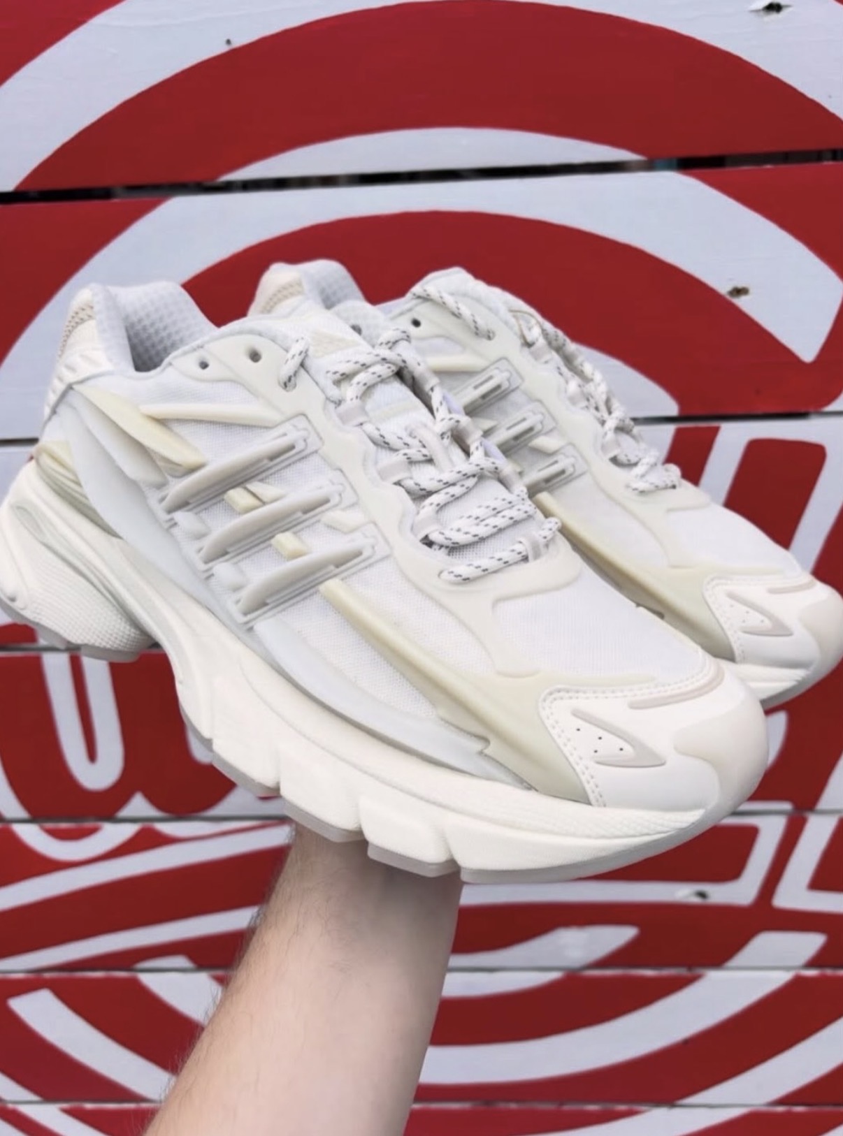 Pharrell Williams e adidas revelam a nova colorway 