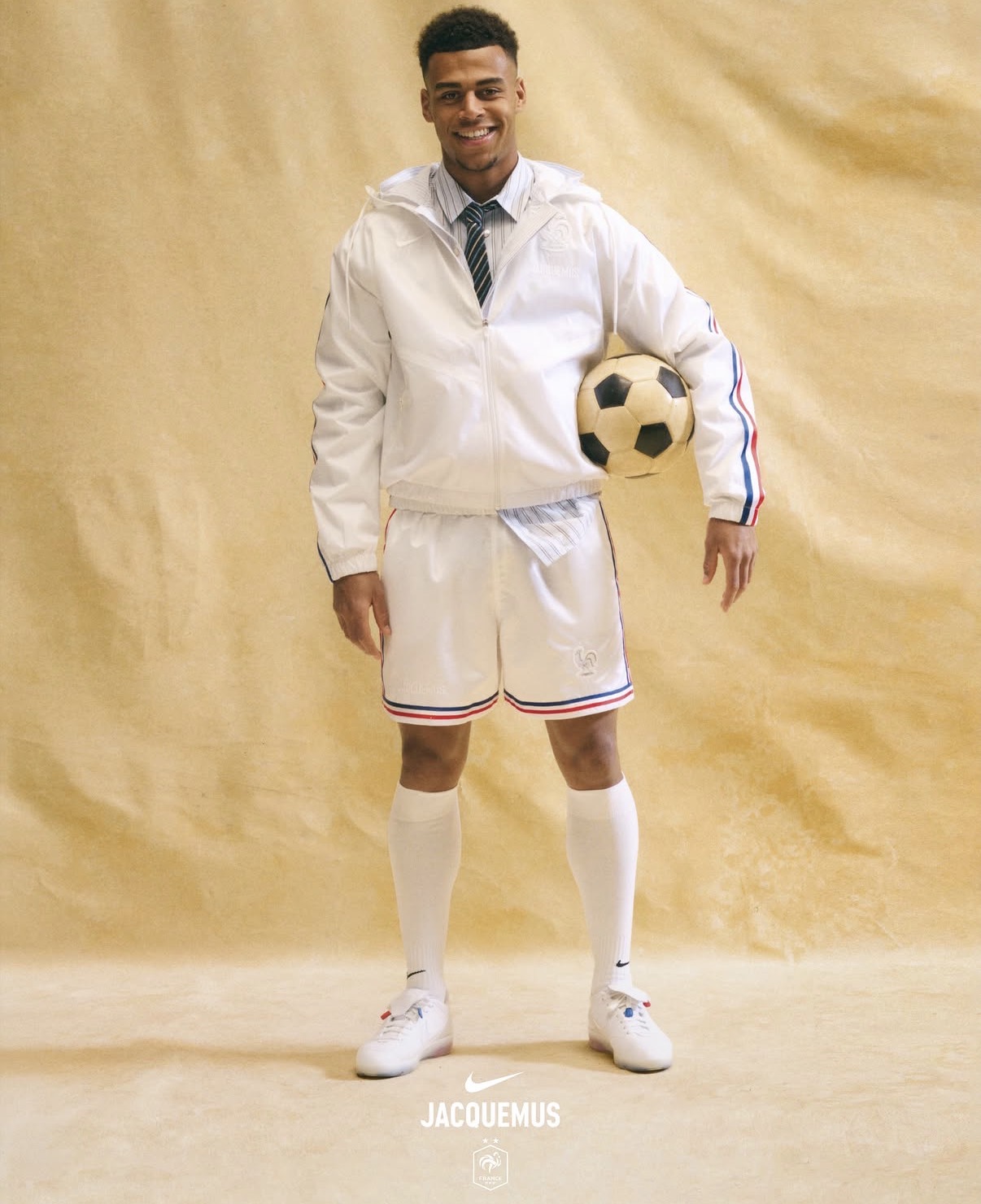 Nova jaqueta exclusiva une Nike e Jacquemus pelo orgulho francês