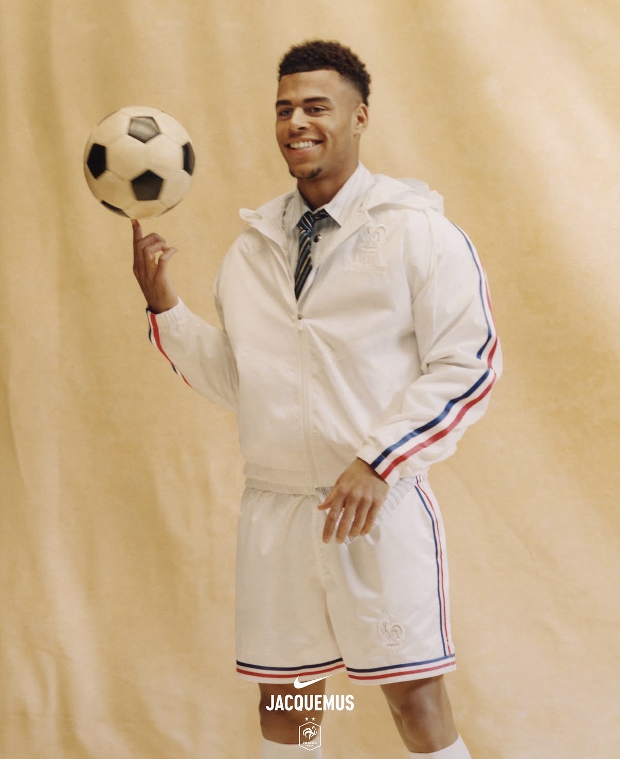 Nova jaqueta exclusiva une Nike e Jacquemus pelo orgulho francês