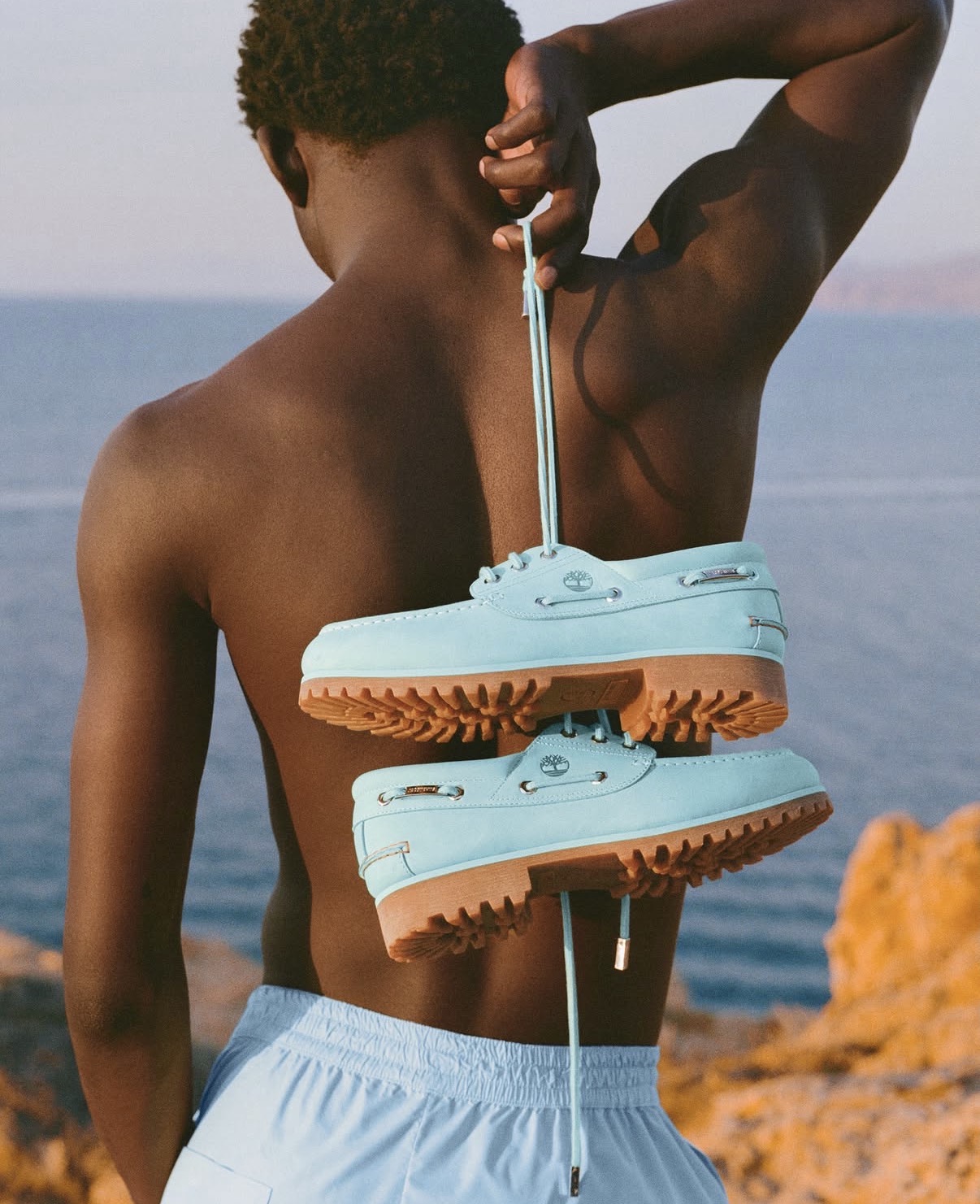 Jacquemus × Timberland Jacquemus e Timberland renovam parceria com nova cor vibrante para
