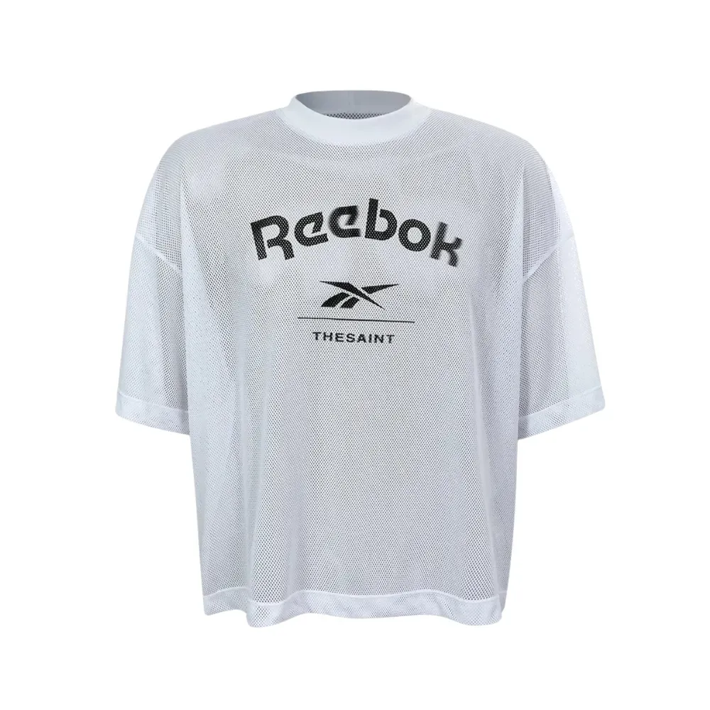 THE SAINT x Reebok Camiseta Wide Boxy Swish Off White - Droper