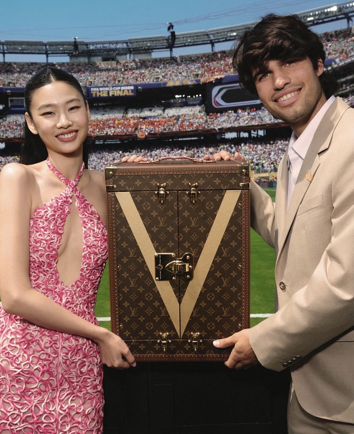 Louis Vuitton ✨アルマ　ゴールドスノードーム ✨キラキラ Louis Vuitton brilha na final da Copa do Mundo de 2026 com Hoyeon