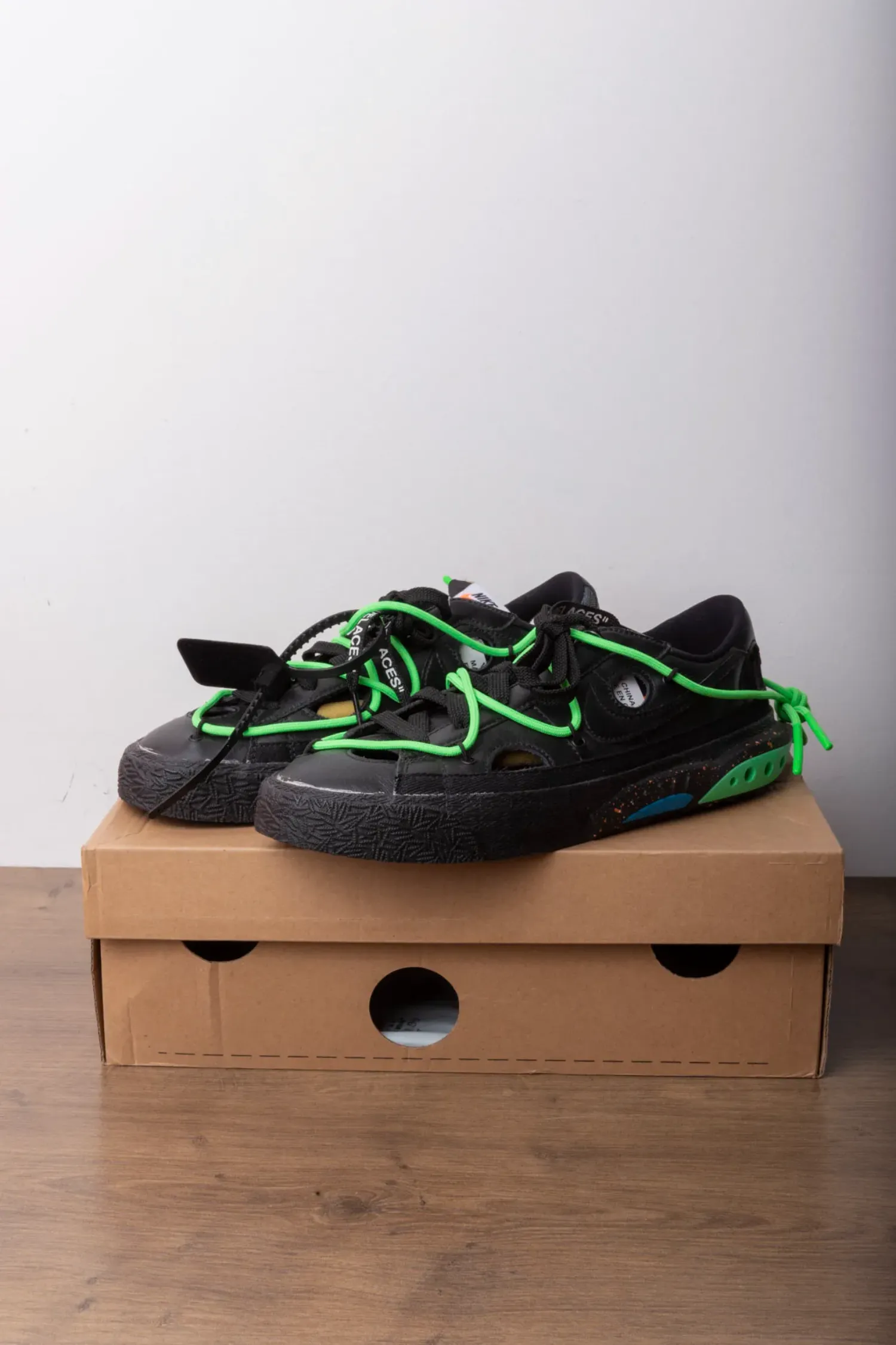 Off-White x Nike Blazer Low Black and Electro Green — 38, Novo