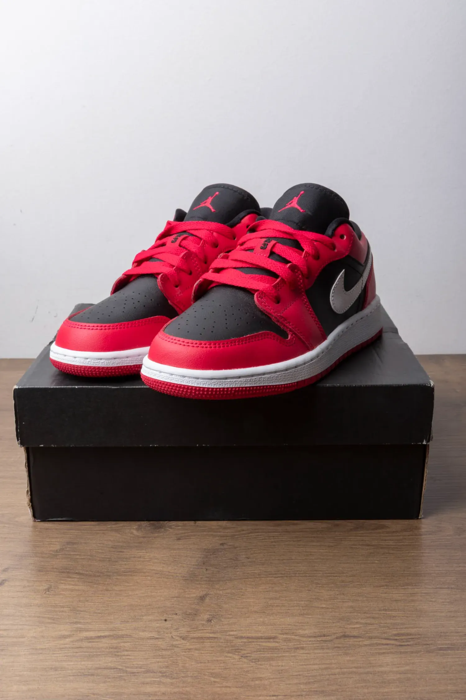 Air Jordan 1 Low GS Black Very Berry — 35, Novo