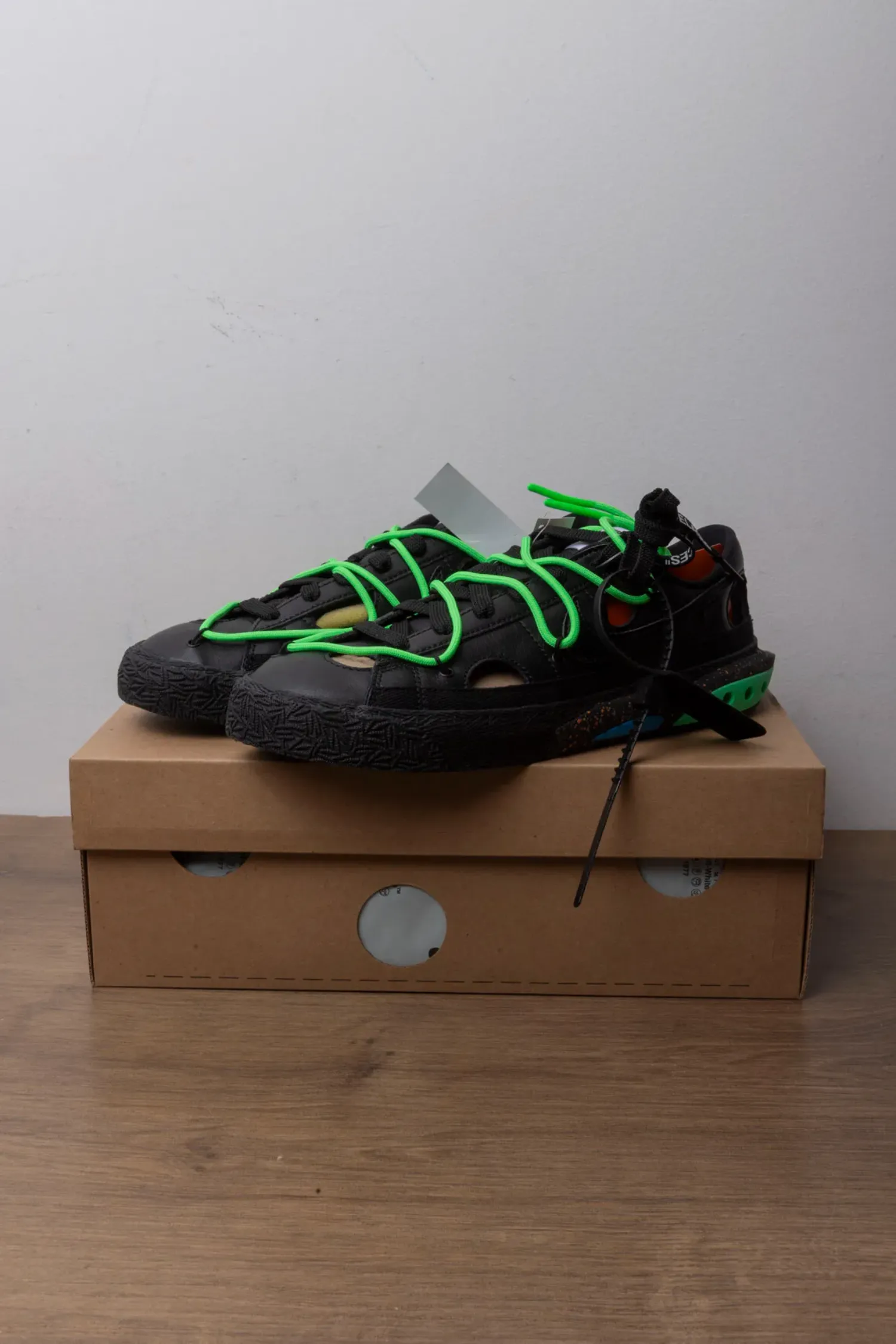 Off-White x Nike Blazer Low Black and Electro Green — 39, Novo