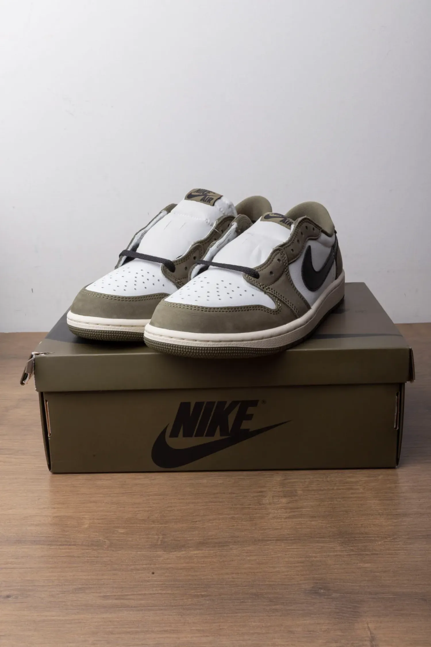 Air Jordan 1 Low OG Medium Olive — 39, Novo