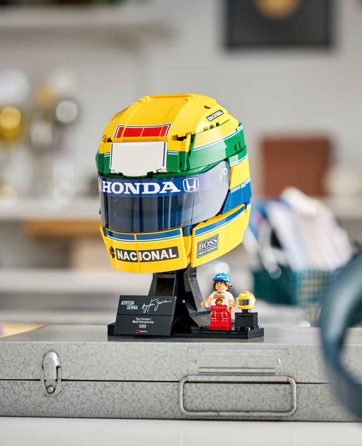 LEGO acelera na nostalgia e recria o icônico capacete de Ayrton Senna em novo set