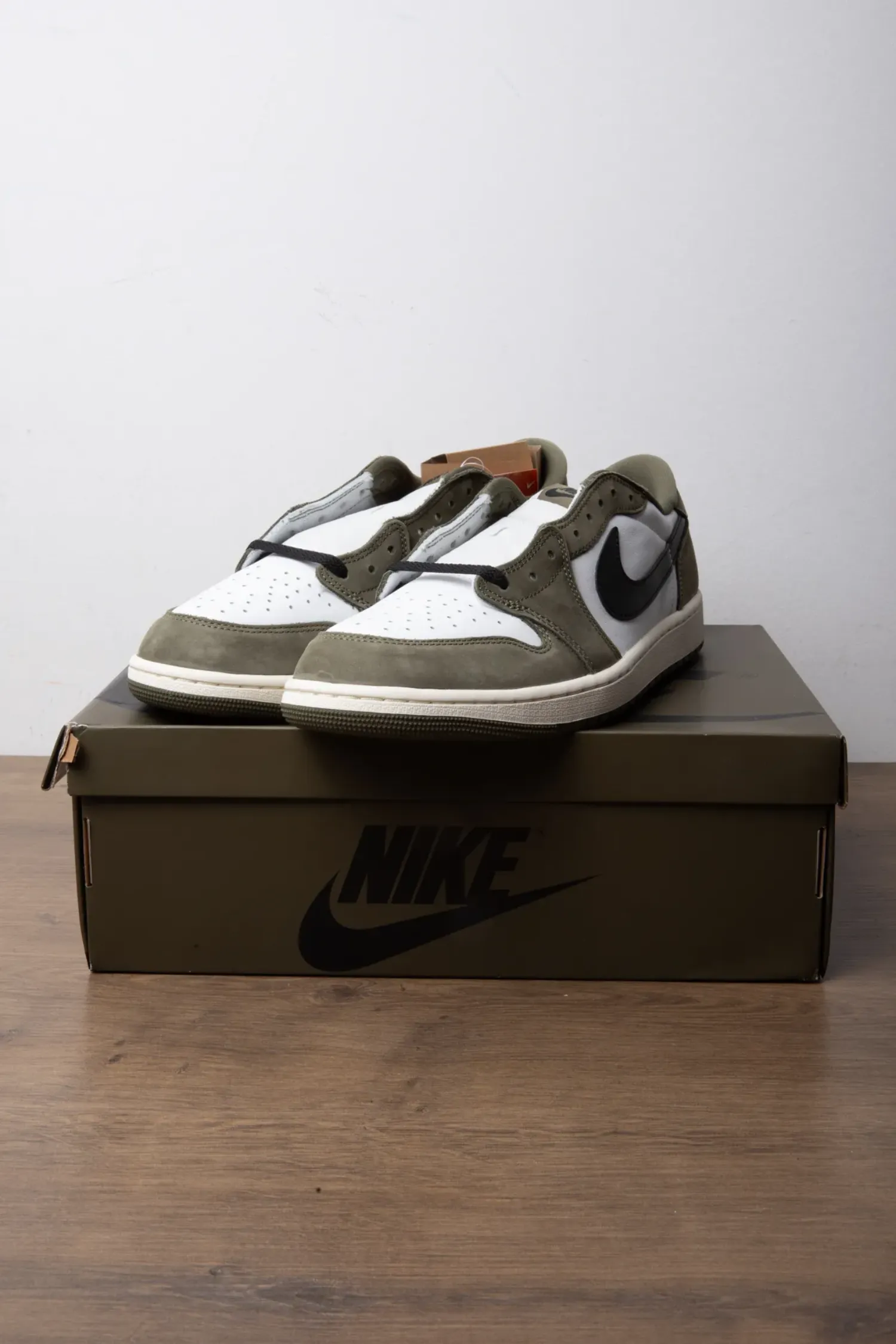 Air Jordan 1 Low OG Medium Olive — 44, Novo