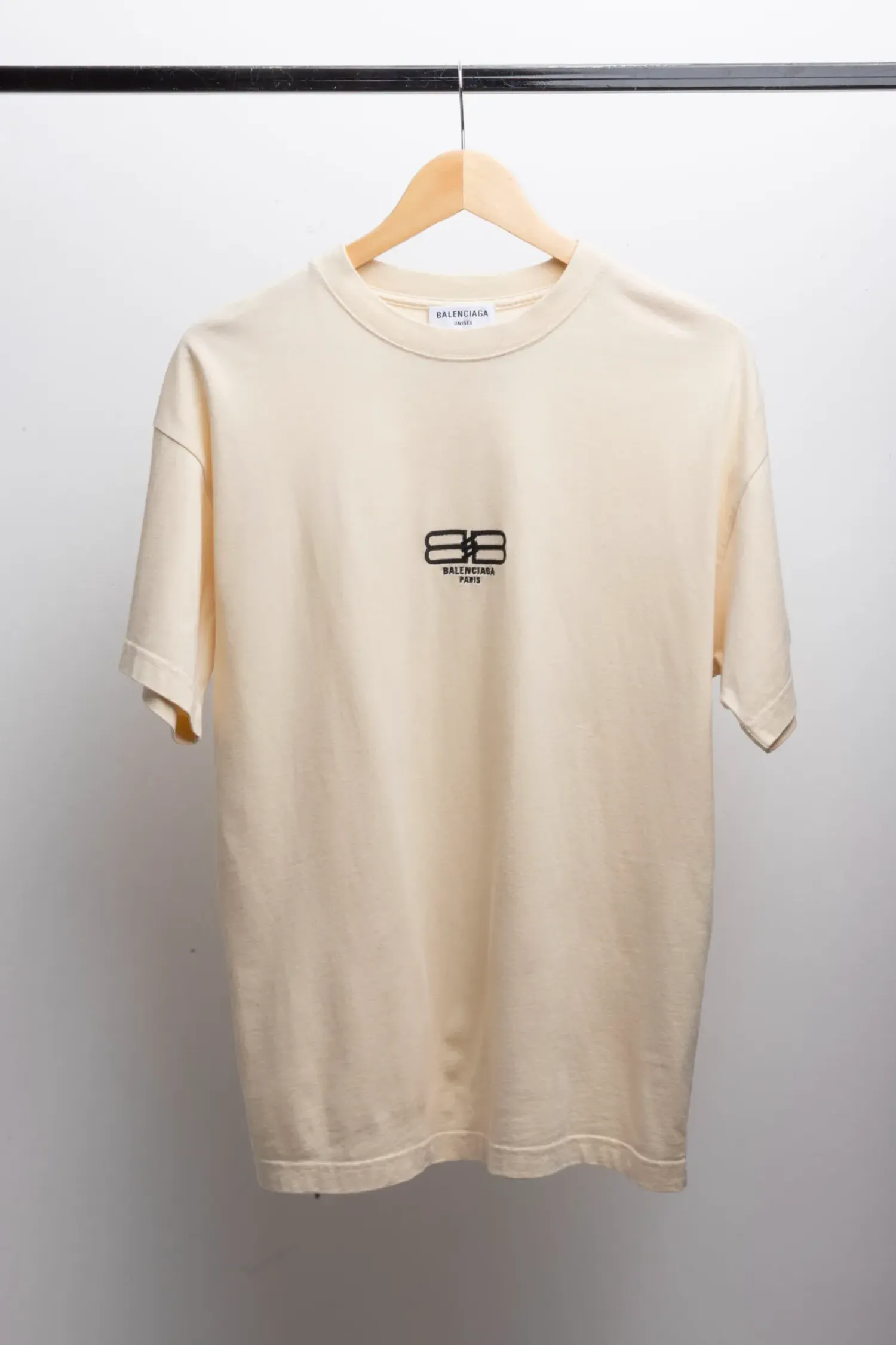 Camiseta Balenciaga BB Paris Icon Medium Fit Light Beige Black Logo
