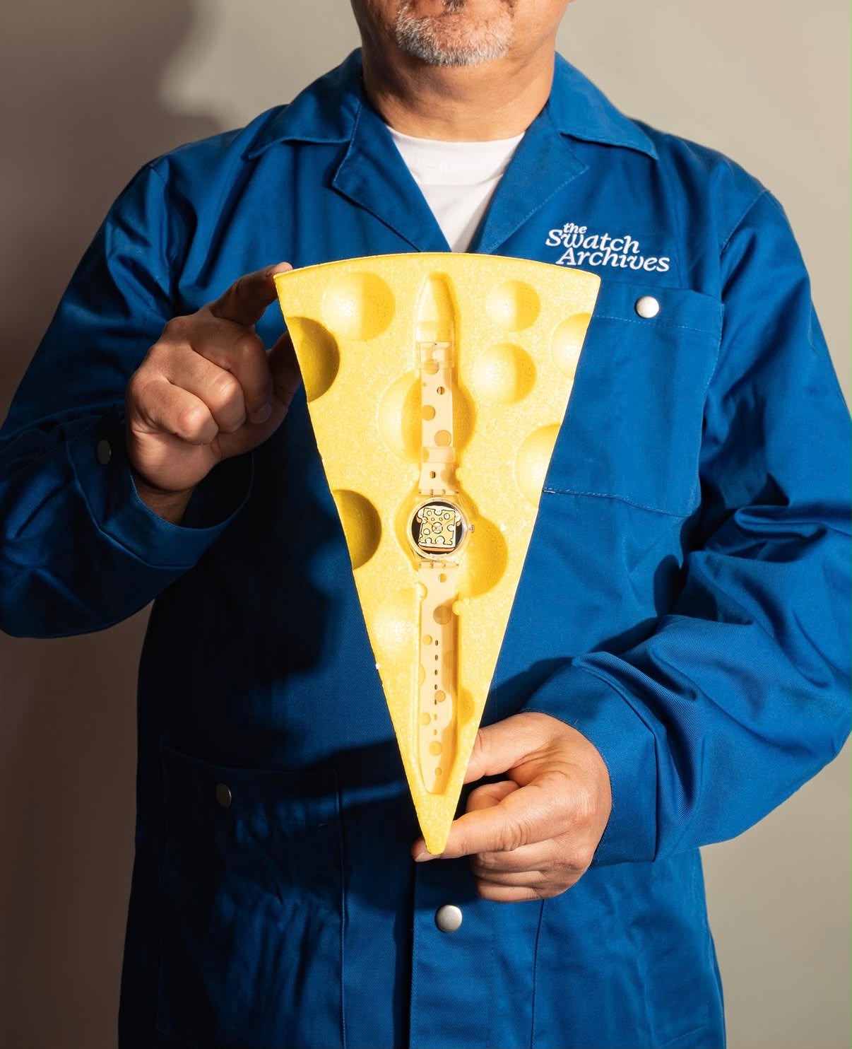 Swatch resgata o icônico "Cheesy Toast" e une gastronomia ao design de vanguarda