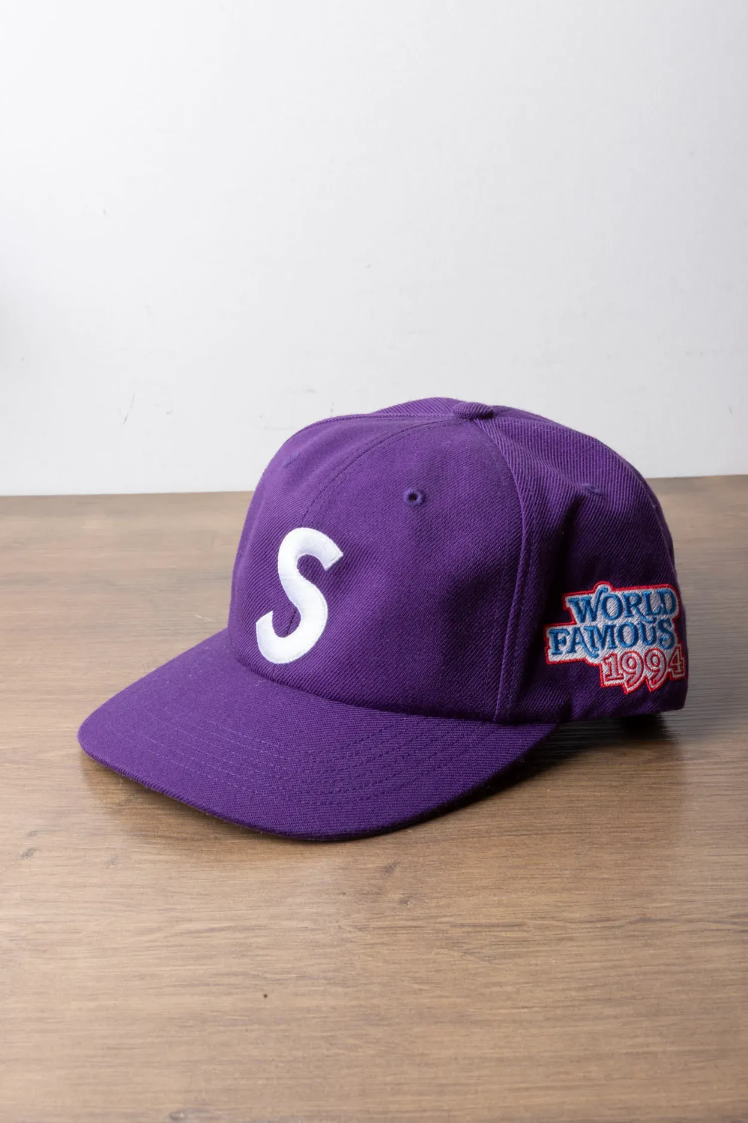 Boné Supreme World Famous S Logo 6-Panel Purple SS26-W8