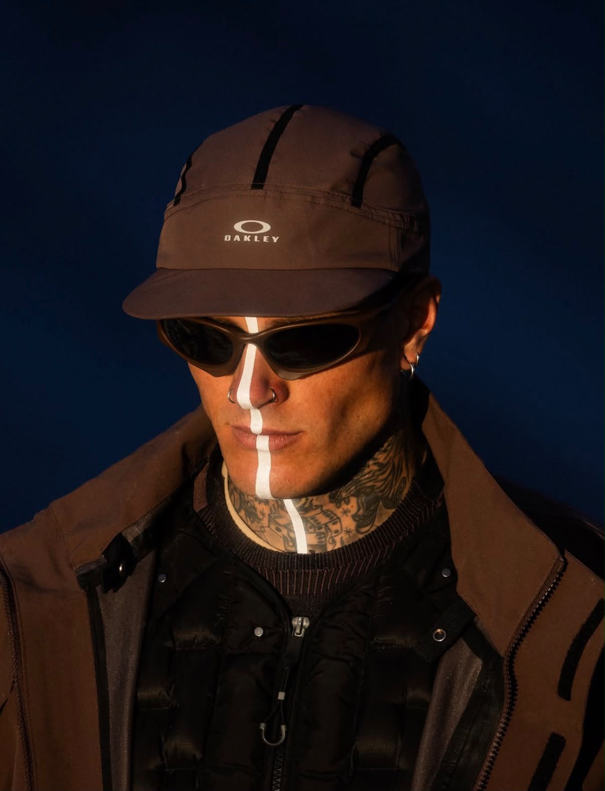 Oakley revela coleção "Latitude" FW26 com Veil 3L Shell Parka impermeável e acessórios modulares