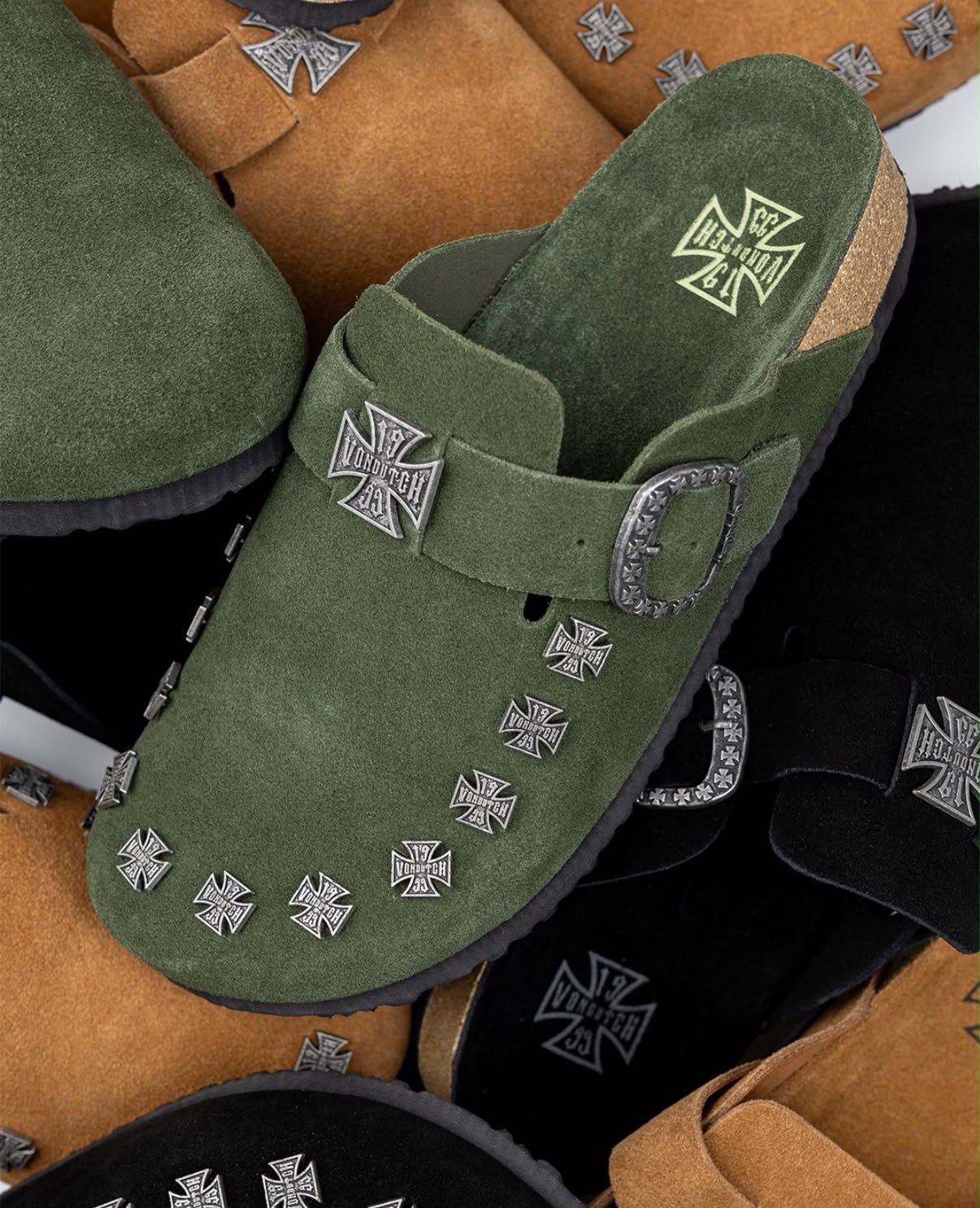 Von Dutch anuncia Classic & Studded Chopper Clogs em camurça com ferragens de Cruz de Ferro