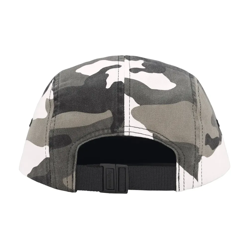 Boné Supreme Rhinestone Label Camp Snow Camo FW26-W5 foto 1