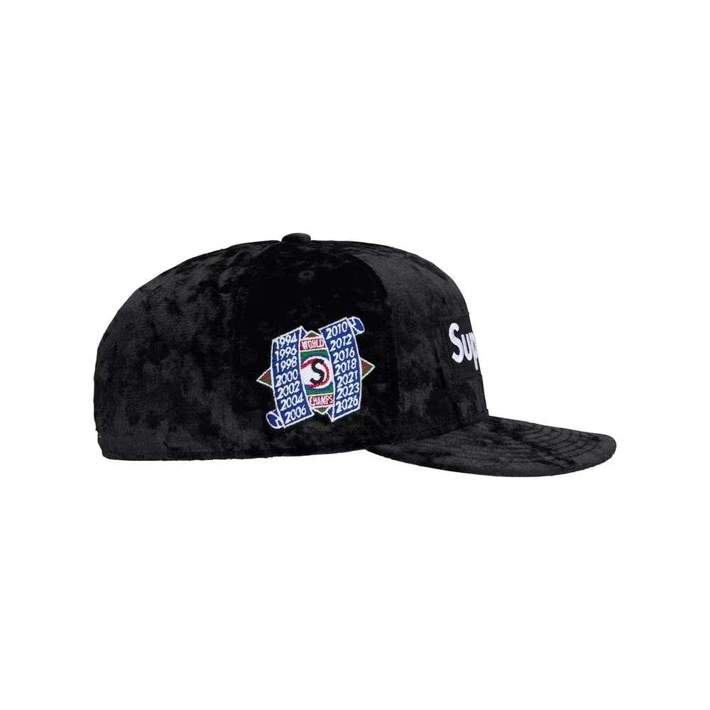 New Era x Supreme Boné Crushed Velvet Box Logo Black FW26-W5 foto 1