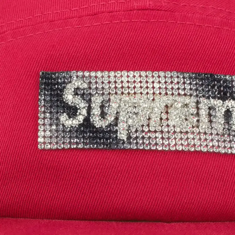 Boné Supreme Rhinestone Label Camp Red FW26-W5 foto 2