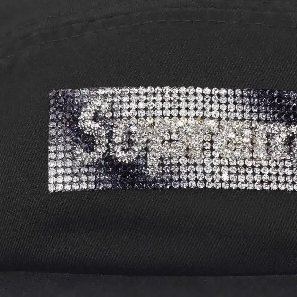 Boné Supreme Rhinestone Label Camp Black FW26-W5 foto 2