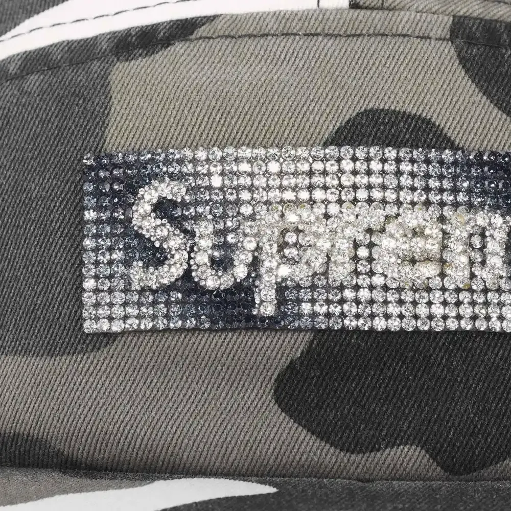 Boné Supreme Rhinestone Label Camp Snow Camo FW26-W5 foto 2