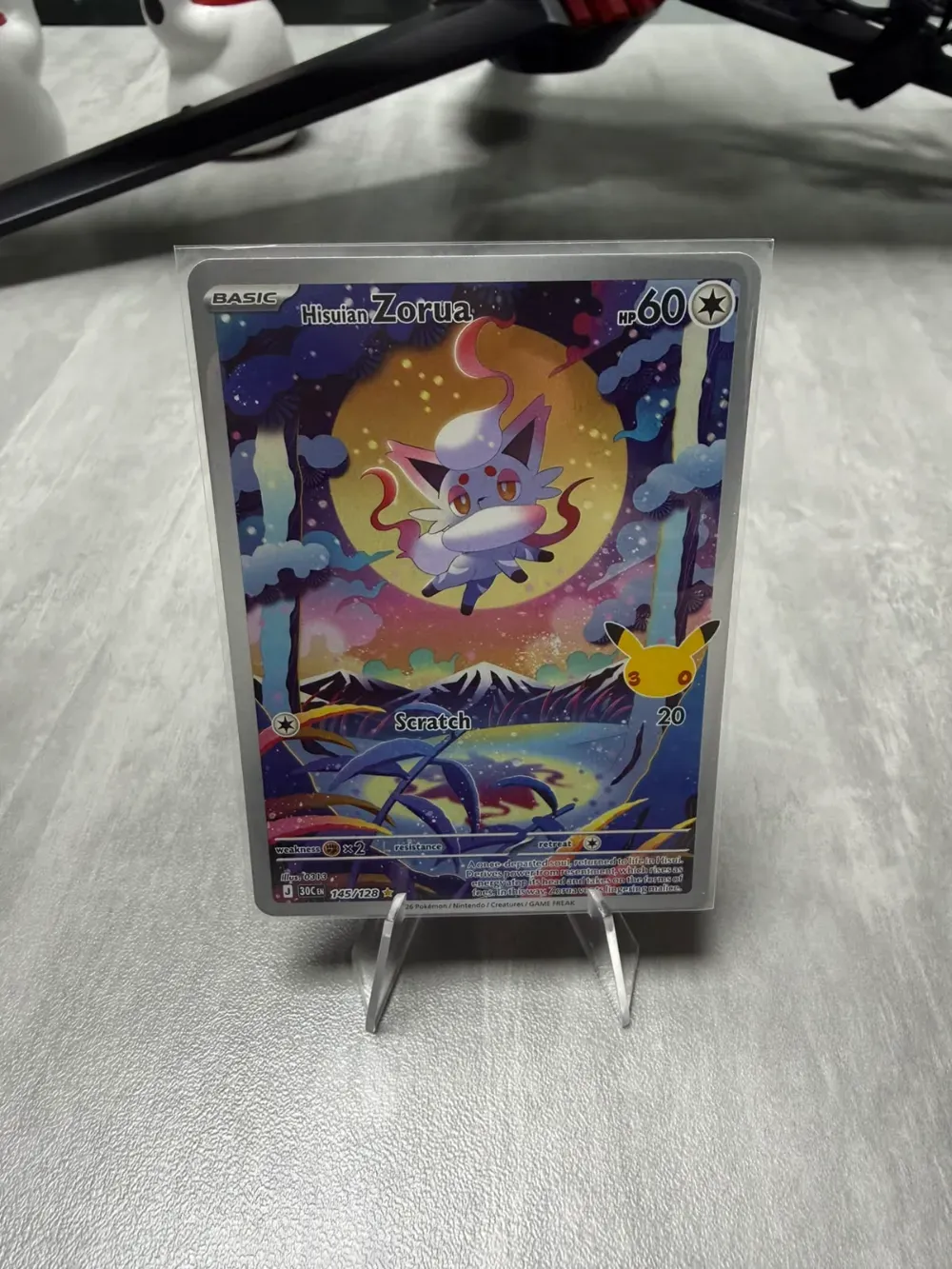 Zorua de Hisui (145/128) Celebração de 30 Anos Pokémon TCG