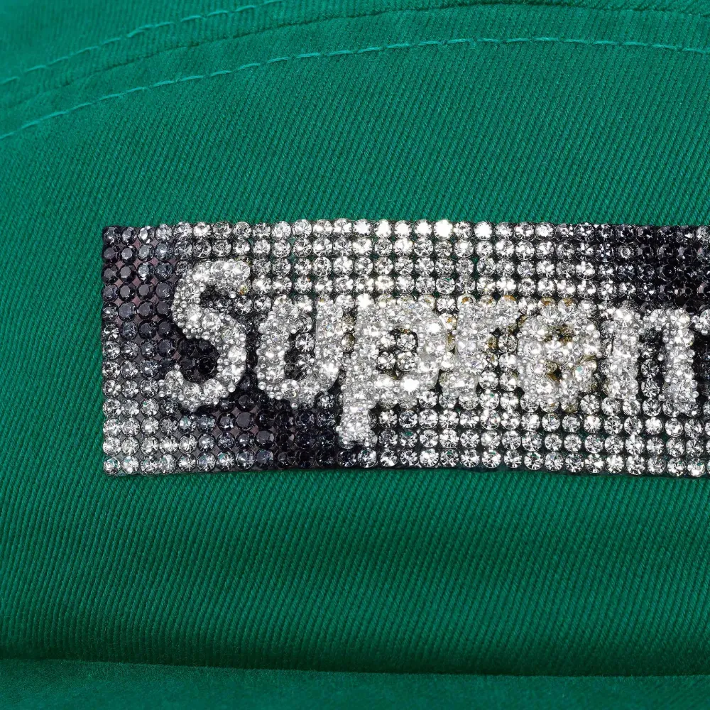 Boné Supreme Rhinestone Label Camp Cap Green FW26-W5 foto 2