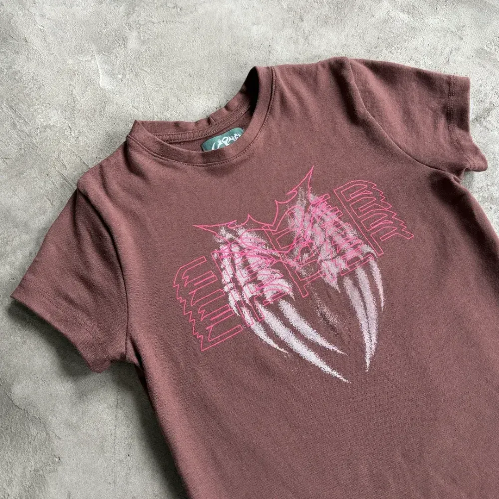 Camiseta CIPHER Angel Nails Baby Tee Brown foto 1