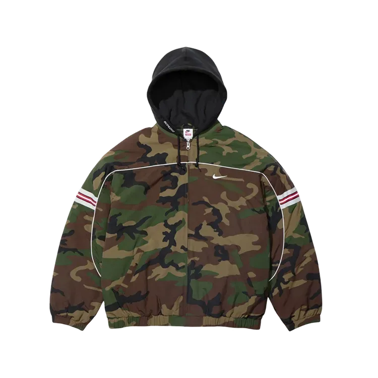 Nike x Supreme Jaqueta Nylon Hooded Woodland Camo FW26-W6