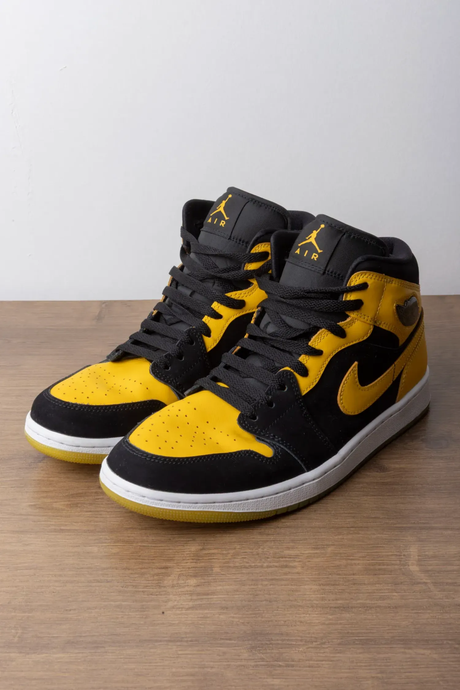 Air Jordan 1 Mid SE New Love Black Varsity Maize White — 42, Usado
