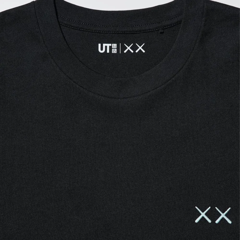 KAWS x Uniqlo Camiseta Universe UT Moon Black foto 3