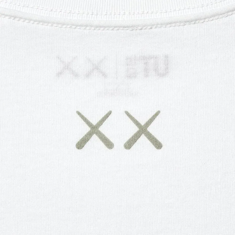 KAWS x Uniqlo Camiseta Universe UT Line Art White foto 4