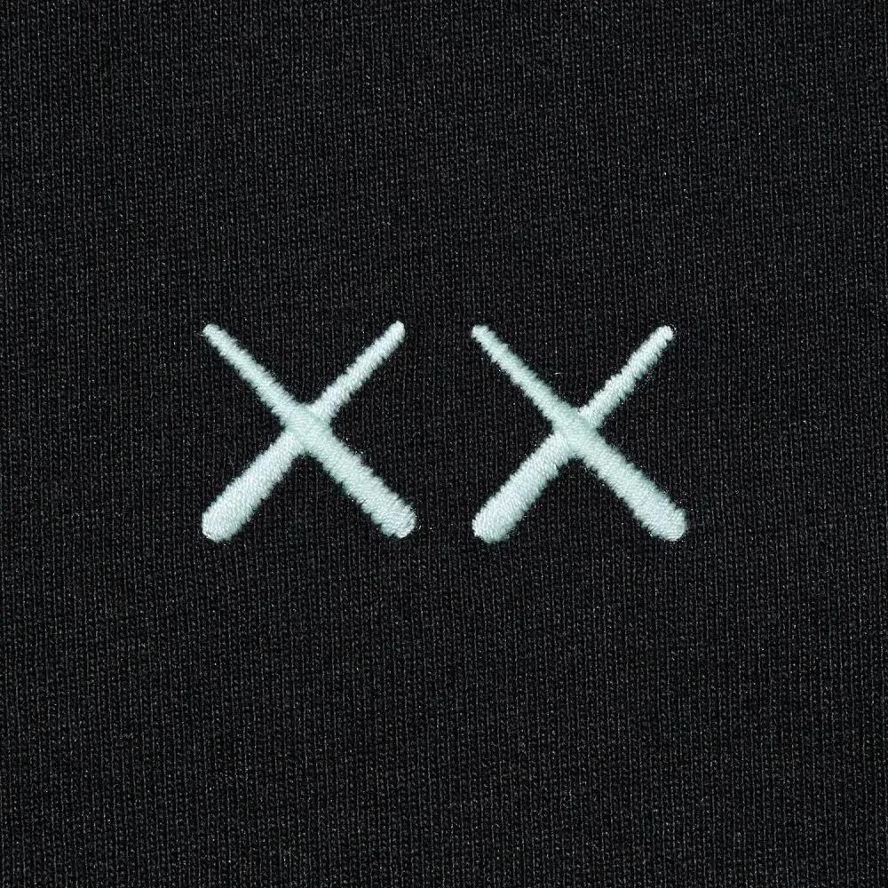 KAWS x Uniqlo Camiseta Universe UT Moon Black foto 5