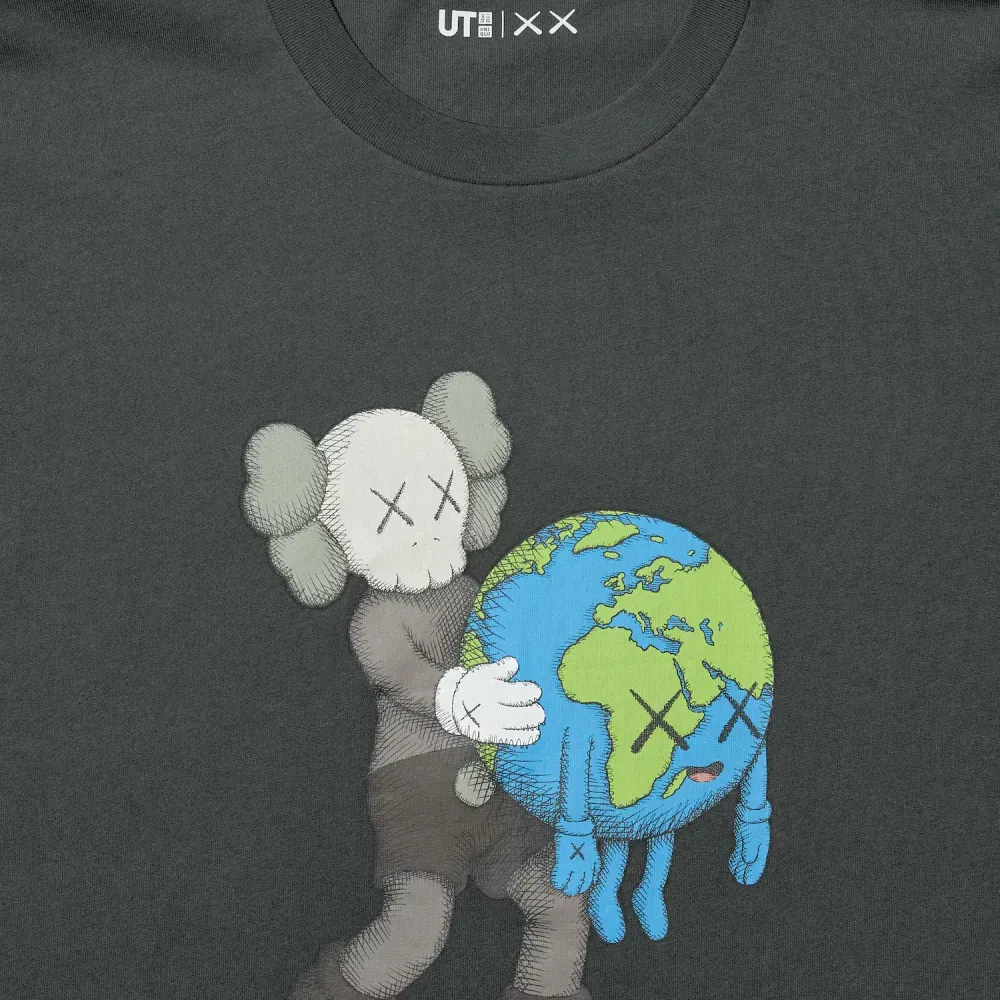 KAWS x Uniqlo Camiseta Universe UT Graphic Gray foto 3
