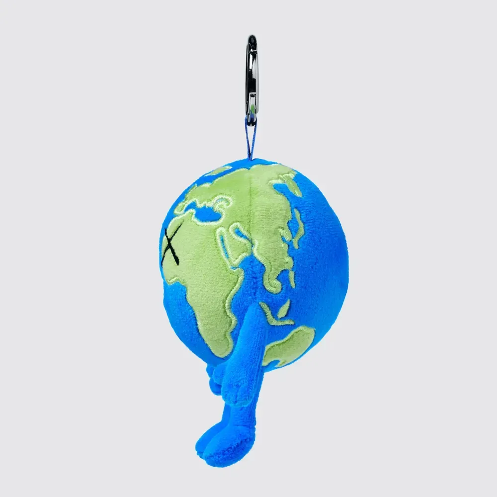 KAWS x Uniqlo Chaveiro Universe Charm Earth Blue foto 1