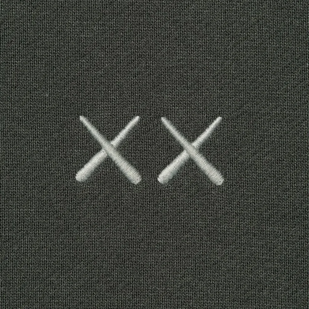 KAWS x Uniqlo Moletom Universe Earth Gray foto 4