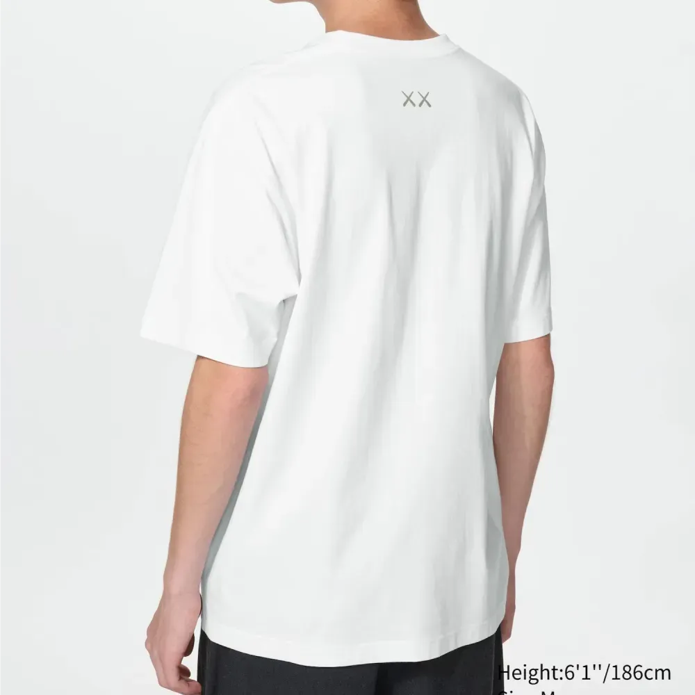 KAWS x Uniqlo Camiseta Universe UT Line Art White foto 3